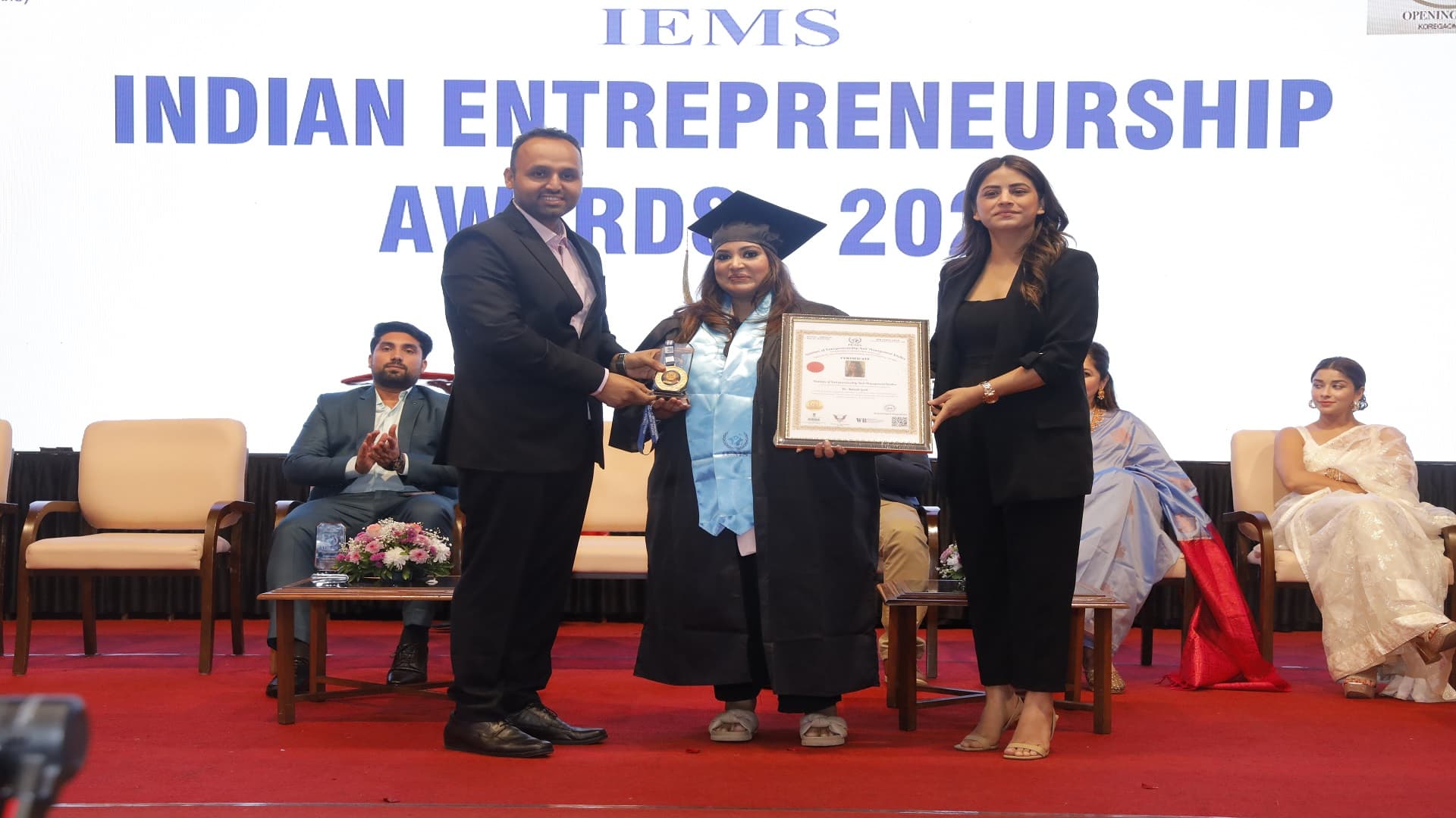 Dr Kinzah Sayed K Skinbar Owner & CEO receiving indian enterpreneurship award